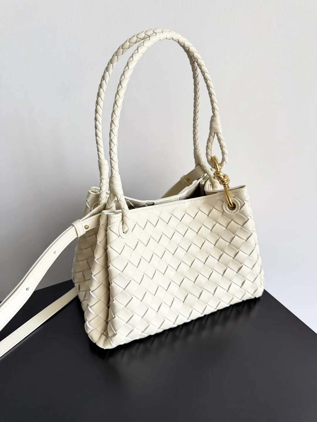 Batch 2060 BOTTEGA VENETA 2025 Autumn New Product Medium Parachuta The long-awaited new medium parachuta is here, with a unique appearance and iconic metal knots, and a whole piece of leather folds the four corners into a parachute shape! The exquisite Knot metal buckle is like putting jewelry on a bag. It is high-end and elegant. Its super capacity can hold all your things! The overall effect of this bag is very different from before. It is neither too delicate to provide a large capacity nor too bulky because of its practicality. It simply provides a perfectly suitable bag for casual and simple people👜 Style number: 835921 Size: 29.5*18.5*17.5cm